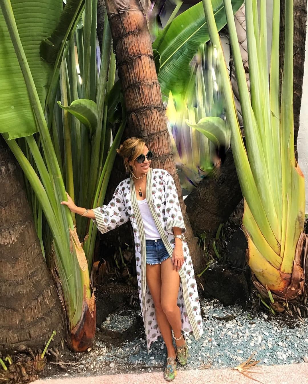 “Verde vida”, escribió Karla Martínez junto a esta foto en las plataformas digitales. Una vez más la observamos en plena armonía con la naturaleza en un look totalmente casual. Pantalón corto de mezclilla, camiseta blanca y una túnica estampada hacen que la conductora se vea relajada. Sus zapatos en tono verde encajaron a la perfección con el escenario.
<br>