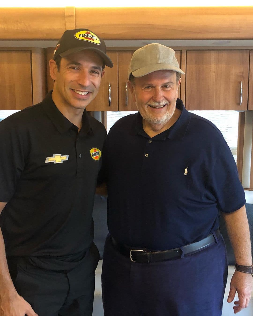 Y se tomó fotografías con algunos de los pilotos más famosos. En la imagen, posa junto a Helio Castroneves "quien ha ganado esta carrera 3 veces y va por la cuarta", comentó Raúl al pie de esta publicación.