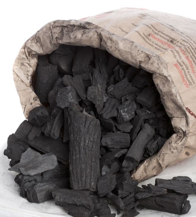 <b>Carbón vegetal.</b> Colocar un trozo de carbón vegetal dentro de los armarios es muy efectivo para eliminar la humedad ya que, gracias a su porosidad, es capaz de absorberla.