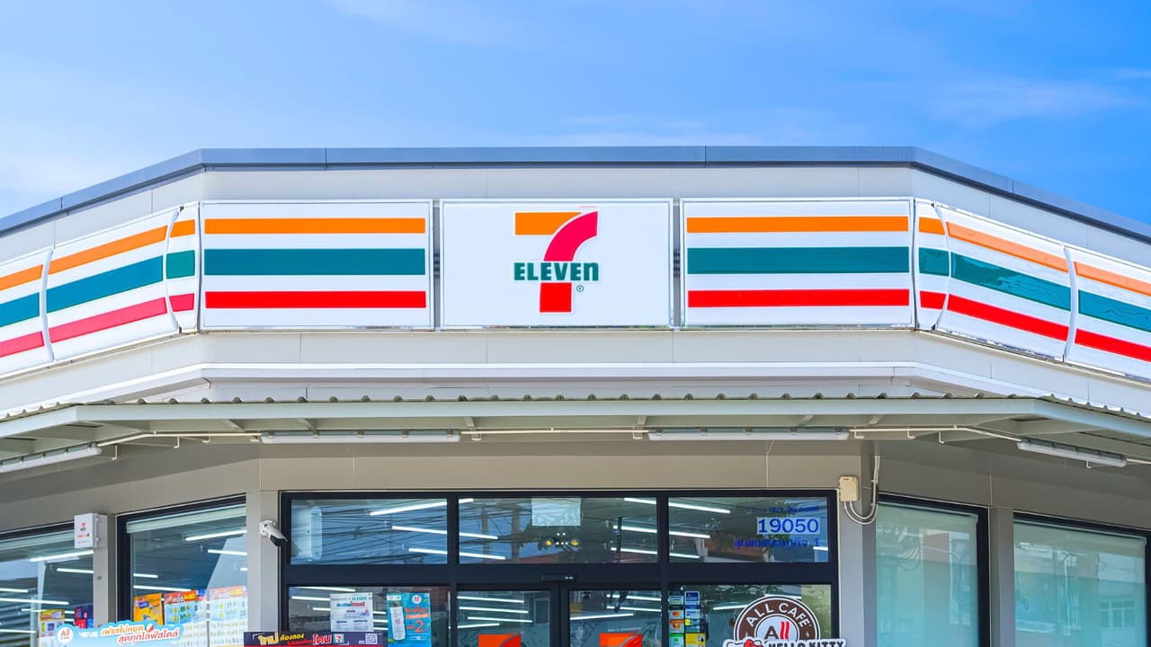 <h3 class="cms-H3-H3">Qué significa realmente el “cierre” de tiendas </h3>Aquí es donde suele haber confusión.
<br>Cuando la empresa habla de cierres,
<b>incluye tres escenarios:</b>
<br>👉🏻 Tiendas que desaparecen
<br>👉🏻 Tiendas que cambian de formato
<br>👉🏻 Ubicaciones que dejan de operar como 7-Eleven tradicional
<br>Por eso, el número 645
<b>no se traduce automáticamente en 645 tiendas desapareciendo del mapa.</b>