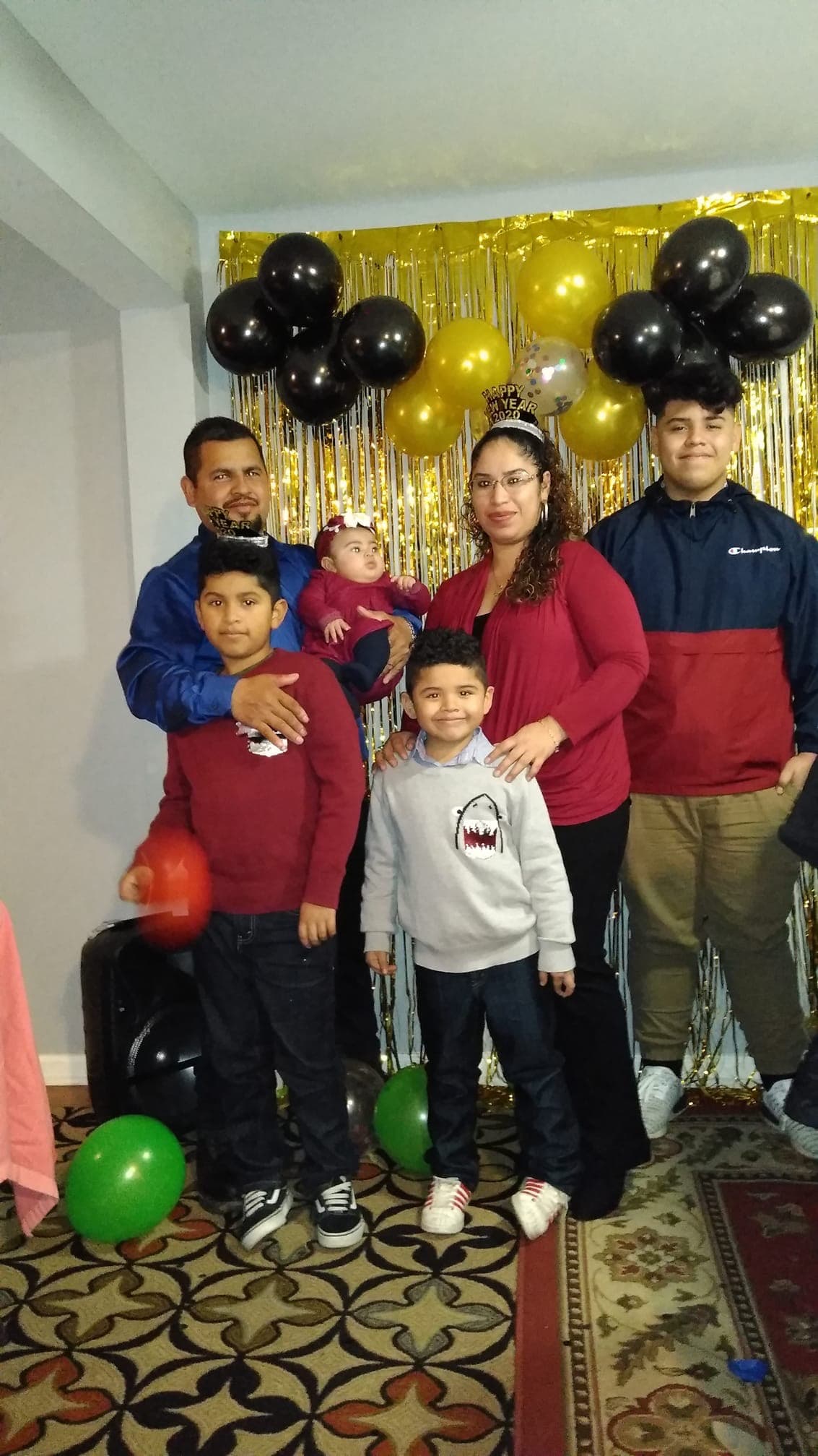 Rossy Leon Castillo junto a su familia en plena celebración. 
<br>