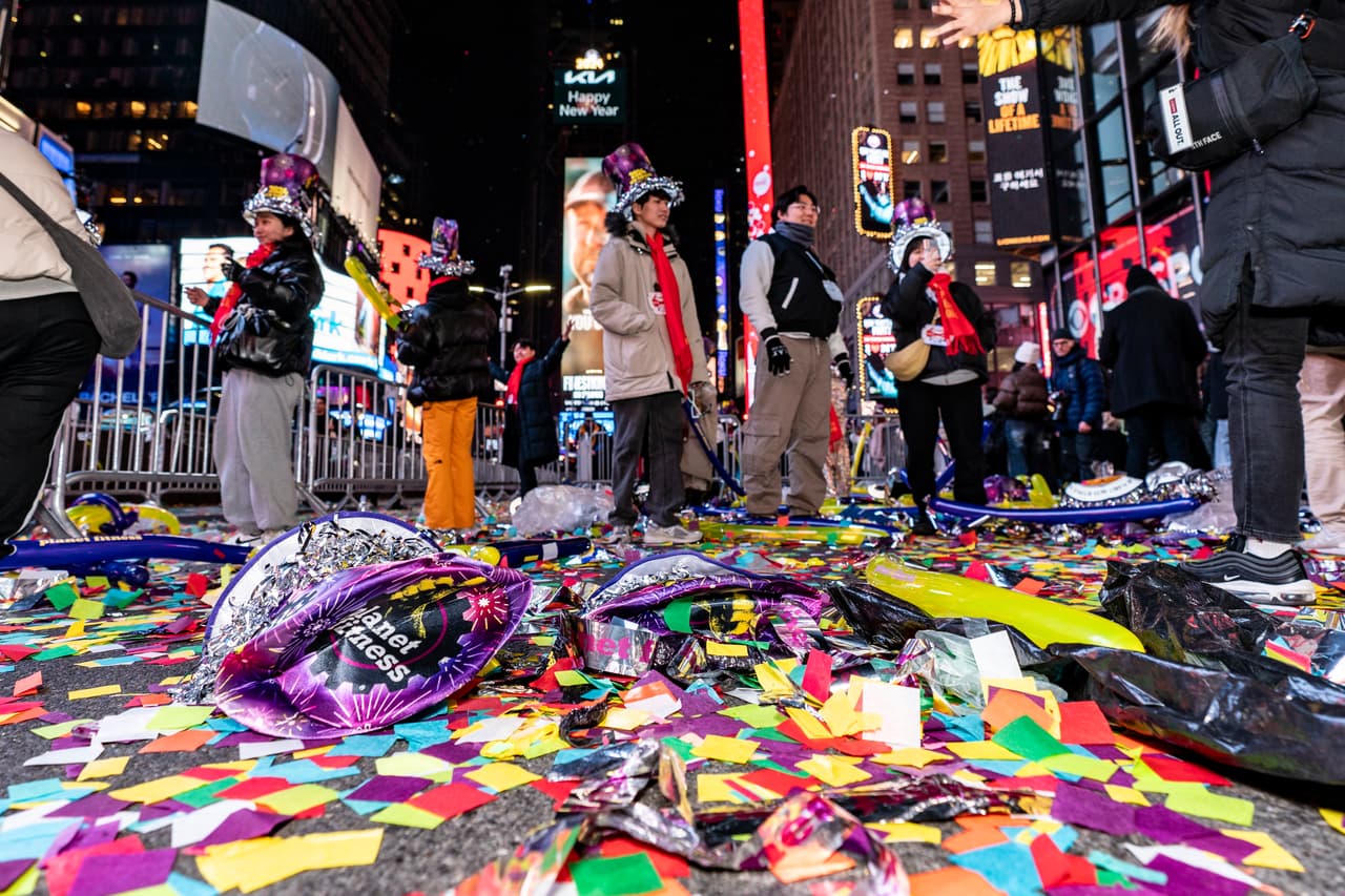 Miles de personas disfrutaron del espectáculo y dieron la bienvenida al 2024 en Times Square.