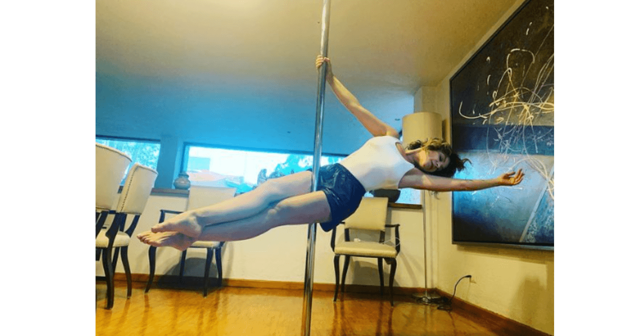 Itatí Cantoral haciendo pole dance