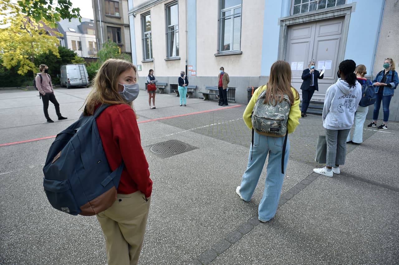Escuelas públicas de educación media y secundaria en Miami-Dade suspenden el uso obligatorio de máscaras 
