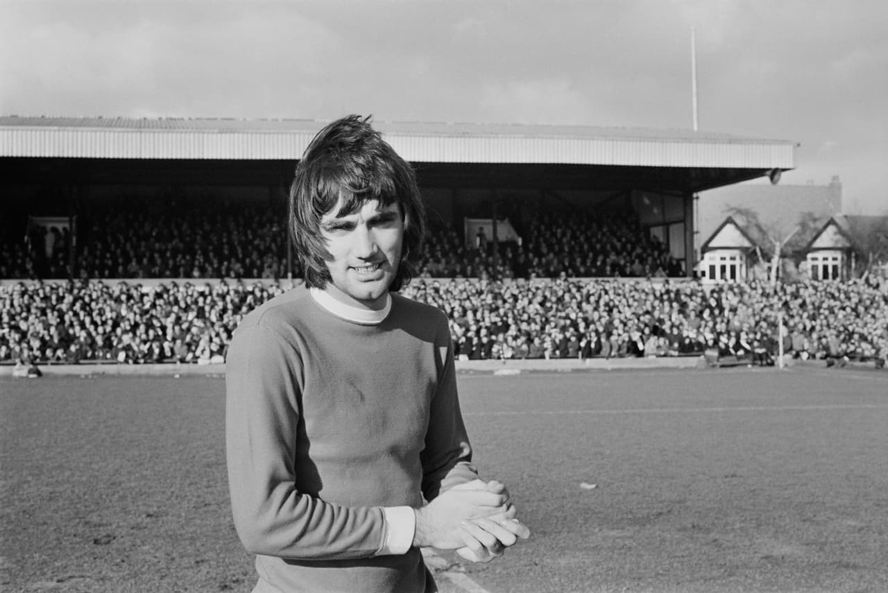 El primer gran 7 de la historia del club fue el norirlandés George Best, cuyo talento le dio al Manchester United varios títulos locales e internacionales y mucha gloria.