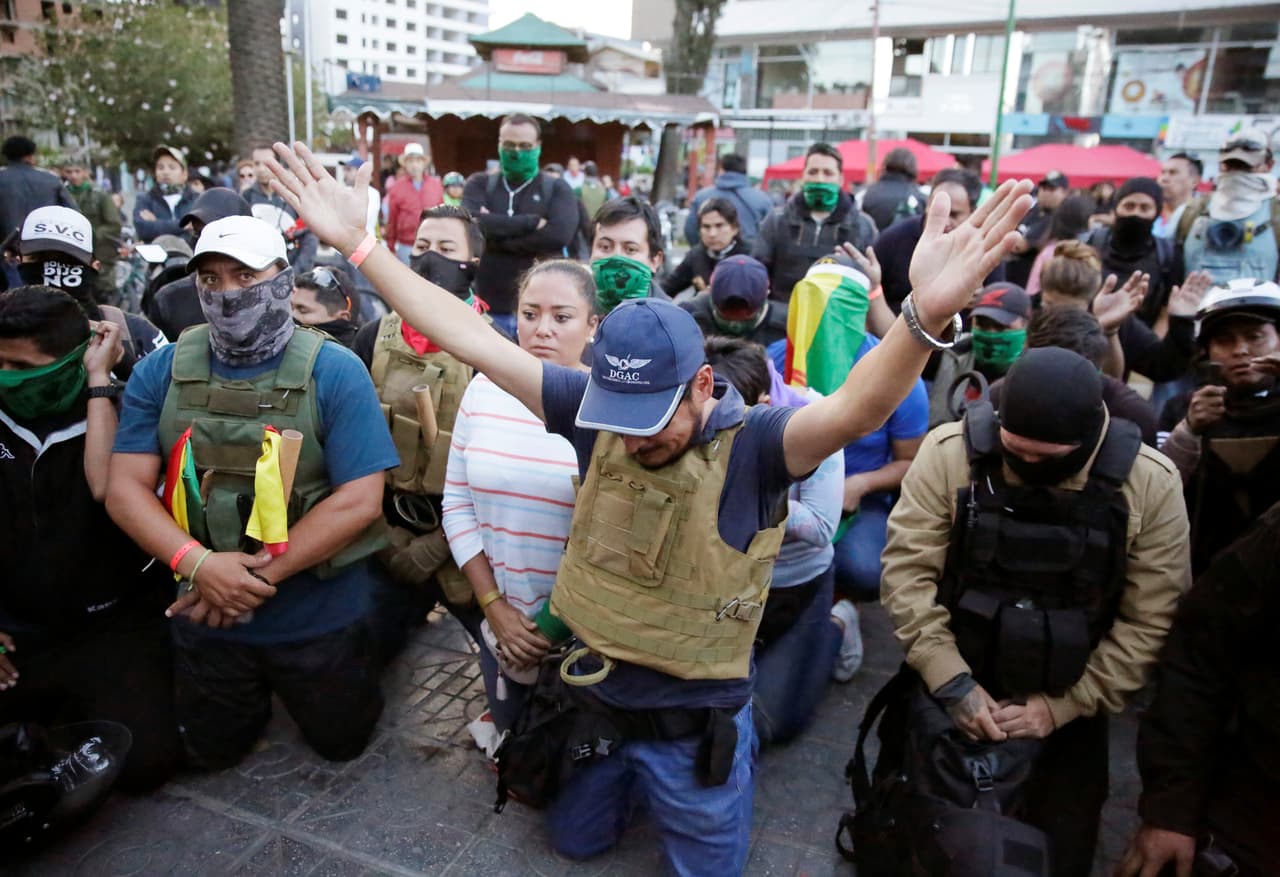 Miembros del grupo radical opositor llamado Cochala hacen una oración grupal antes de entrar en acción y continuar las protestas.