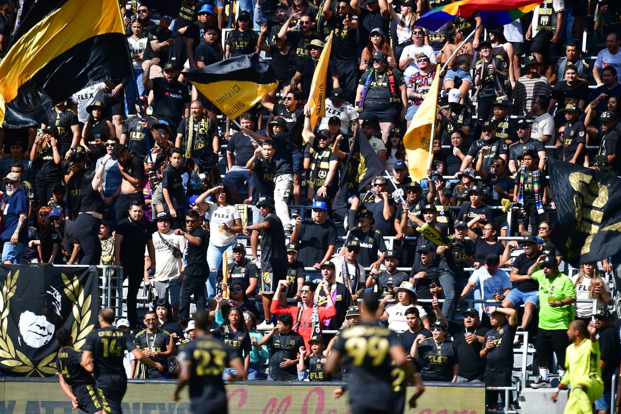La afición, pese a la derrota de LAFC, se mantuvo con el club hasta el final del encuentro, sabiendo que les harían entrega de su segunda Supporters' Shield de su historia.Foto: Gary A. Vasquez/Gary A. Vasquez-USA TODAY Sports