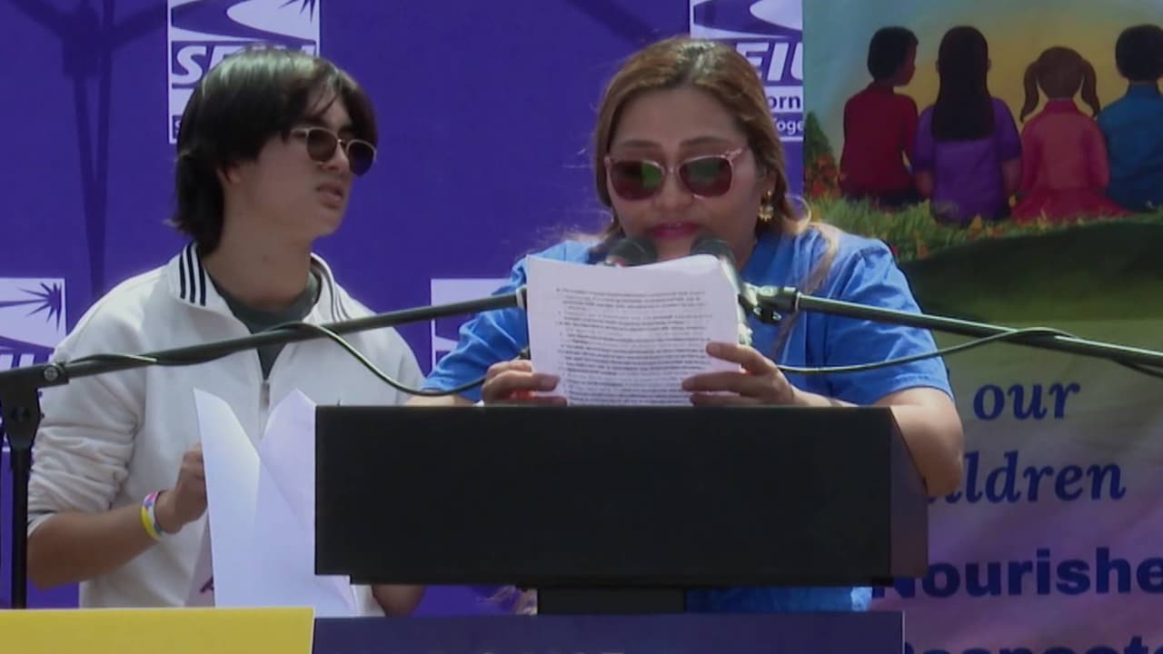 Manifestantes toman el Capitolio estatal en Sacramento contra recortes a programas sociales