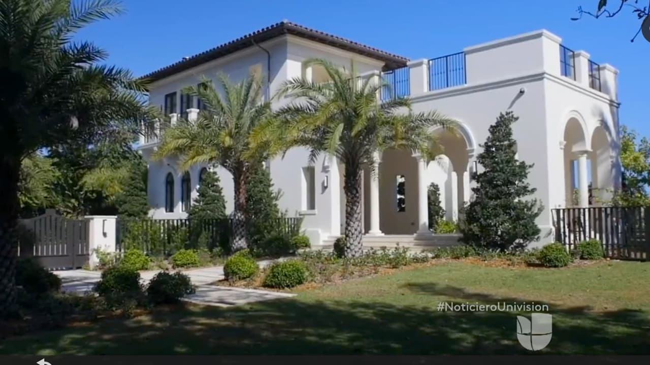 Una vista de la mansión comprada a nombre de una sociedad.