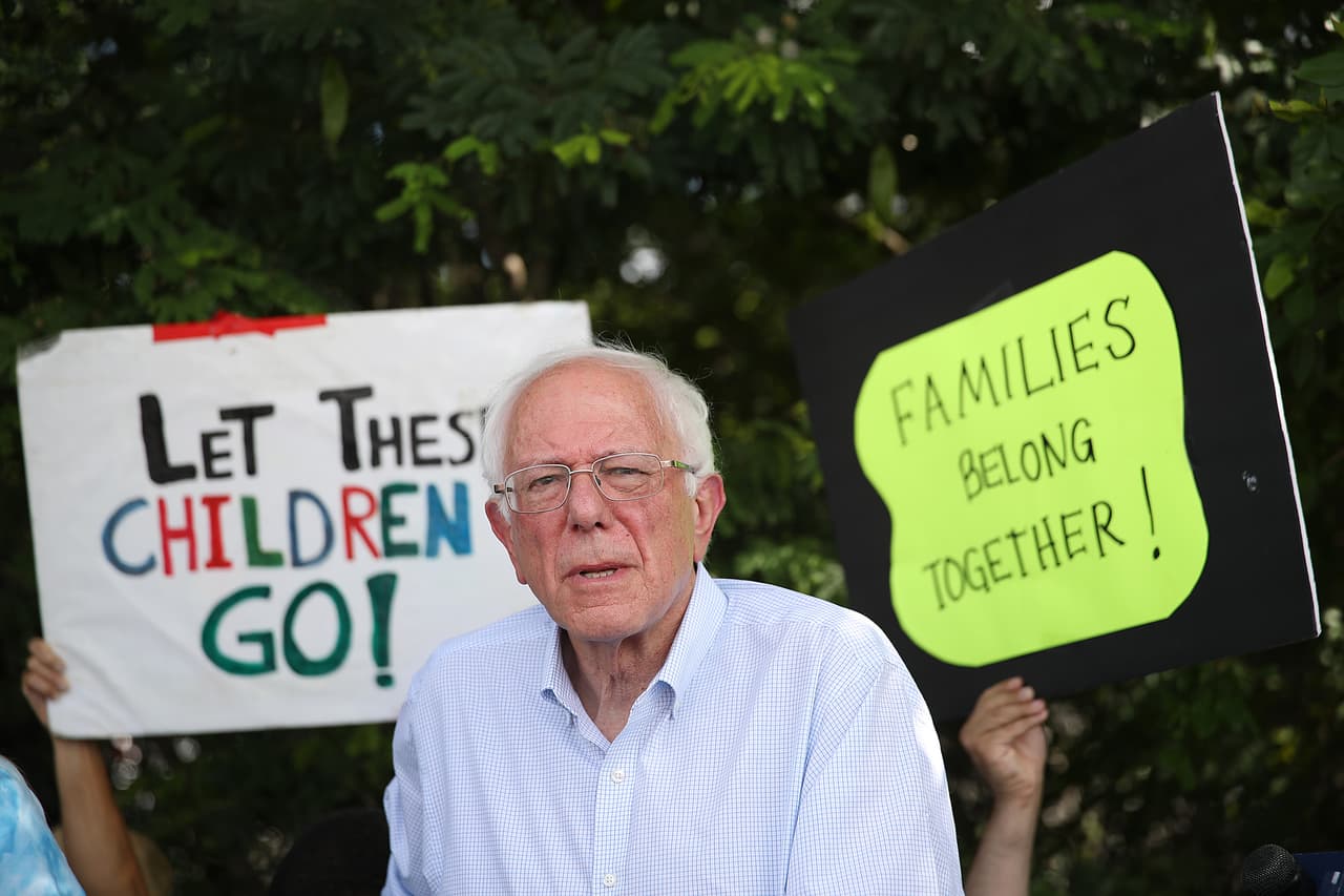De acuerdo con las quejas de grupos de derechos de los inmigrantes, muchos de los menores han sido mantenidos más allá de los 20 días que establece la ley bajo el llamado ‘Acuerdo Flores’. Este jueves, el senador por Vermont Bernie Sanders, también estuvo en el lugar.
<br>