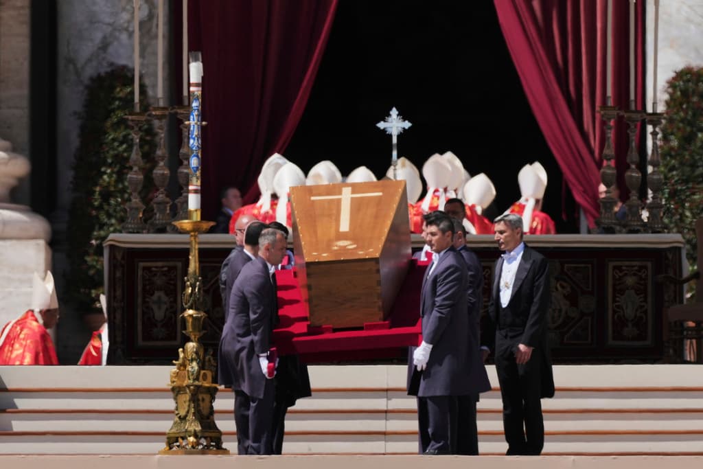 La entrada del féretro a la Basílica de San Pedro al término de la misa por el funeral del papa Francisco.