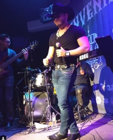 Iván ha recibido buenas críticas por su estilo musical y por su carisma, sin embargo asegura que aún le falta mucho camino por recorrer.