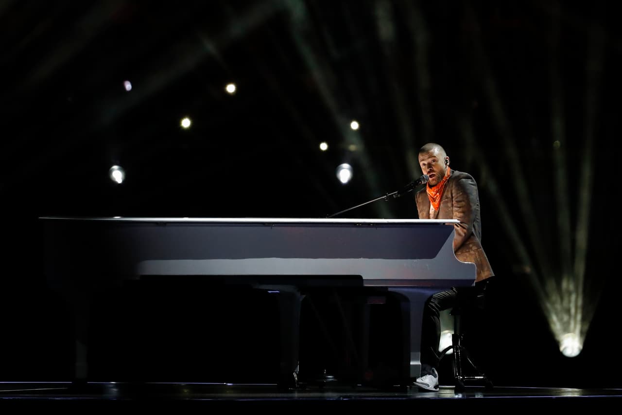 El popular cantante se presentó en el show de medio tiempo del partido entre New England Patriots y Philadelphia Eagles con sus éxitos de hoy y siempre.