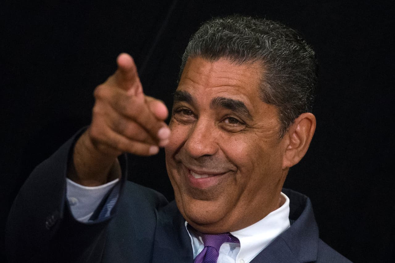 <b>Adriano Espaillat.</b> Inmigrante de 61 años proveniente de la Republica Dominicana, logró en las pasadas elecciones de noviembre de 2016
<b><a href="http://www.univision.com/nueva-york/wxtv/noticias/elecciones-2016/adriano-espaillat-hace-historia-al-convertirse-en-el-primer-congresista-dominicano-de-eeuu"> un escaño en el congreso por el distrito 13 de Nueva York. </a></b>