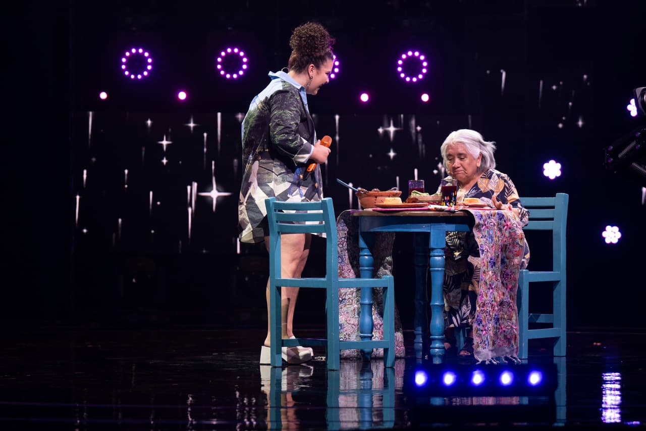 <b>Lucerito Mijares y el sueño de Teté</b>
<br>
<br>Para el capítulo 6, llegó el turno de Lucero Mijares de atravesar el portal para conocer a una mujer especial: la señora Esther Leonor Ruiz, mejor conocida como Teté, tenía el sueño de cocinarle un mole a Lucerito, por lo que la producción de Juego de Voces se lo cumplió. La joven cantante recibió a Teté en el escenario y ella no dejó de halagarla y decirle lo mucho que la admiraba: “Estoy fascinada, es uno de mis sueños a mí edad conocerte. Te quiero mucho, te admiro. Tienes una voz hermosa, formidable y tienes unos padres maravillosos. Yo creo que hasta que yo me muera voy a ser tu fan”.