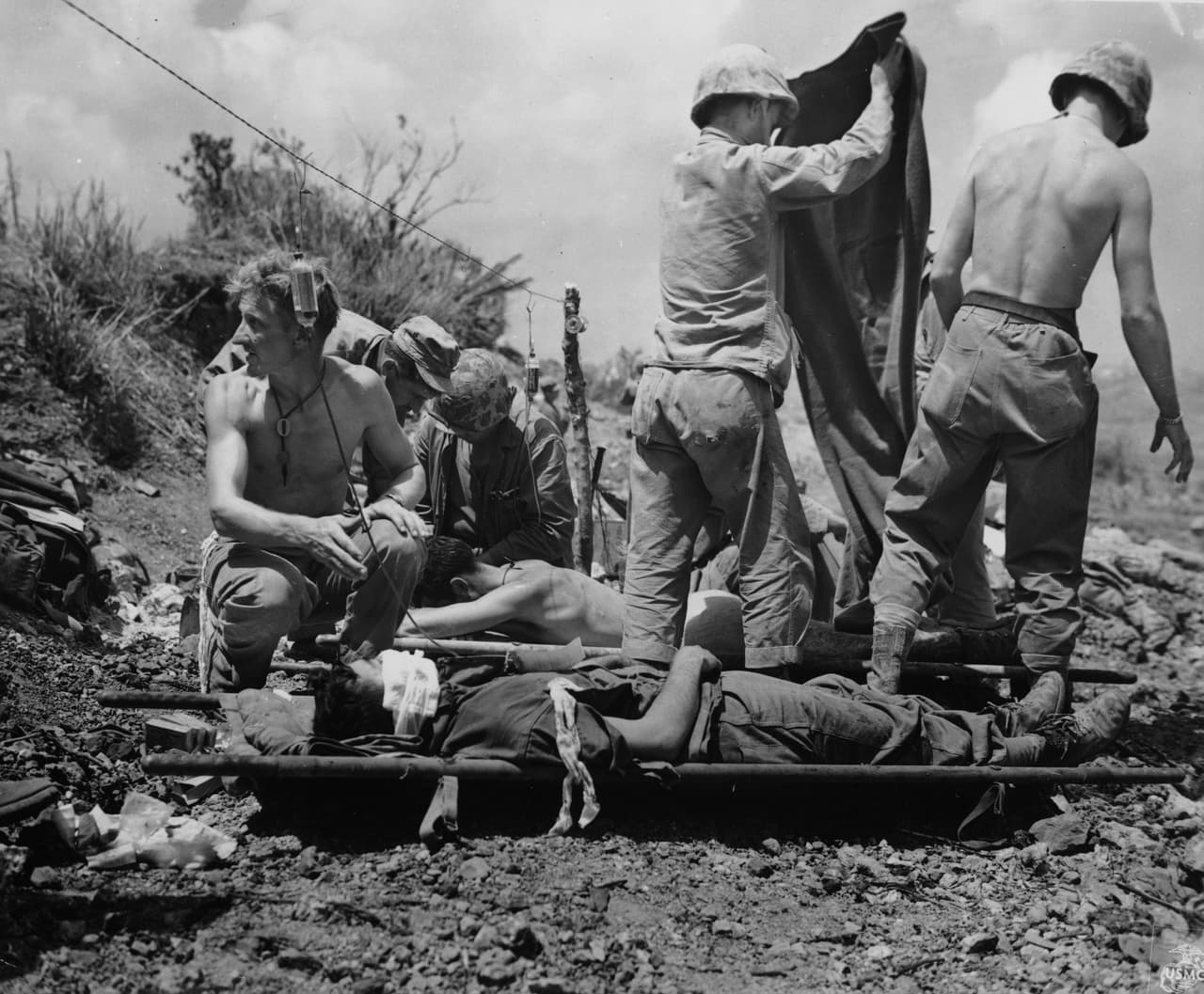 Soldados estadounidenses heridos reciben transfusiones de plasma el 29 de mayo de 1945. Las fuertes lluvias y el terreno accidentado dificultaron el movimiento de las tgropas aliadas.
<br>
<br>
