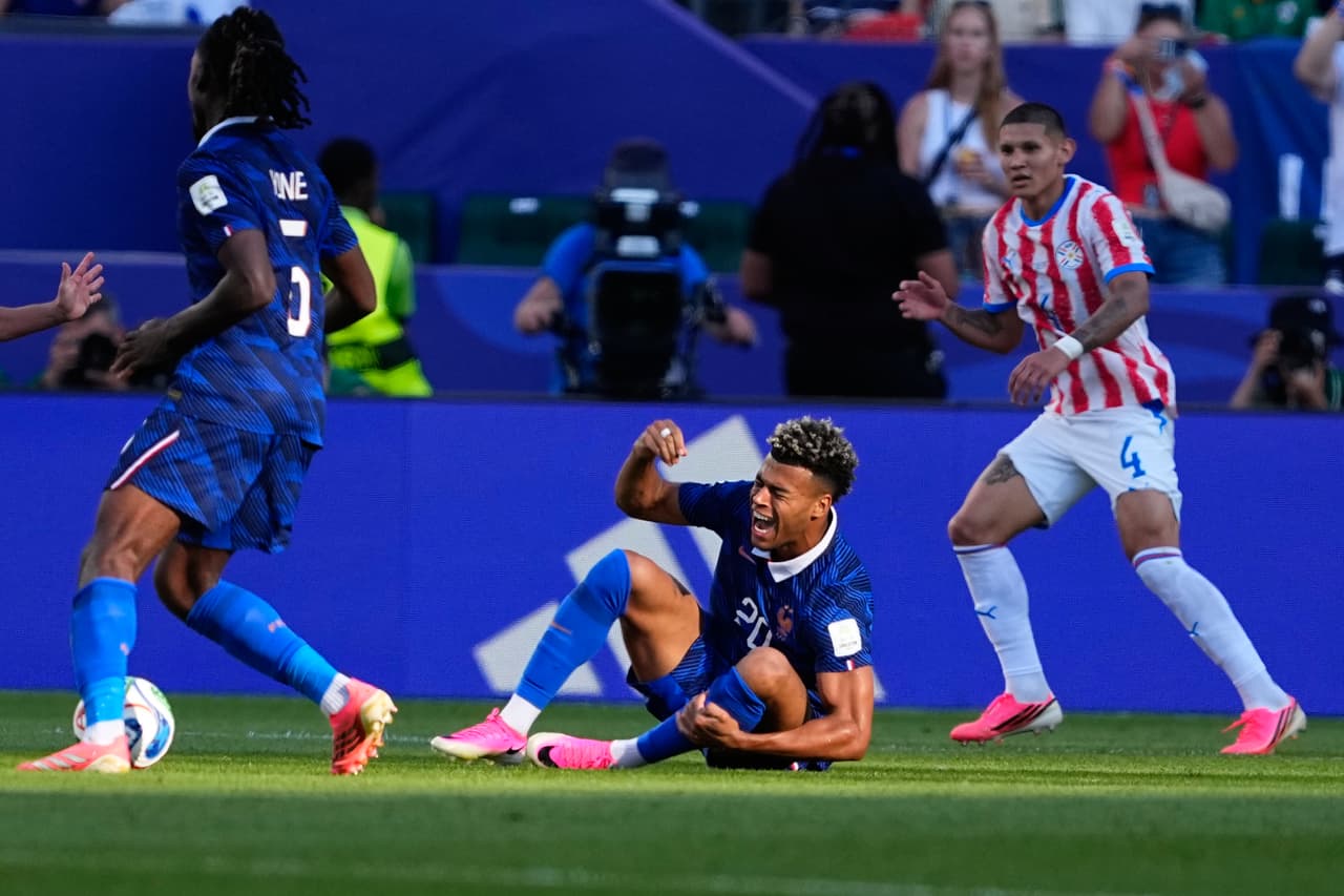 Desire Doue cae después de ser tirado por Diego Gómez en el área penal. Kylian Mbappe cobra un penal para Francia.