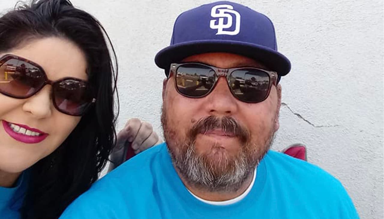 Julie Solís con su esposo que padece la enfermedad fiebre del valle