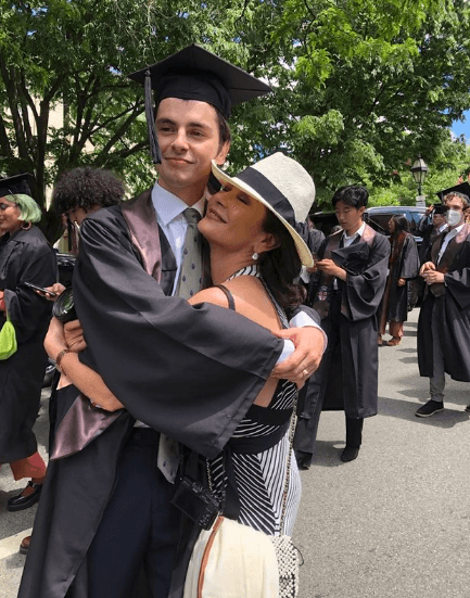 Por otro lado, Catherine mostró una instantánea en la que aparece abrazando a su varón en el día de su graduación. “Felicitaciones de graduación a mi chico, mi orgullo, mi alegría, Dylan. Estoy inexplicablemente orgullosa de ti y te amo más allá de las palabras”.