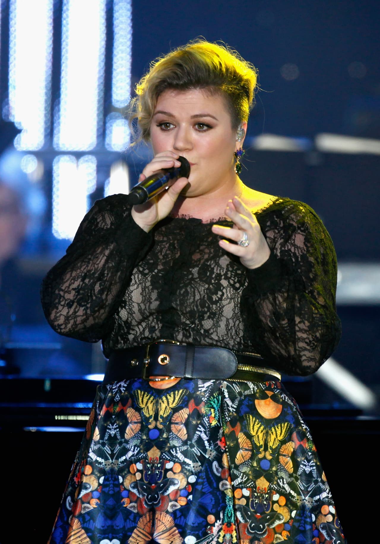 En septiembre de 2015, la cantante Kelly Clarkson tuvo que cancelar su tour 'Piece by piece' por Canadá y Reino Unido debido a los continuos problemas con su voz.
