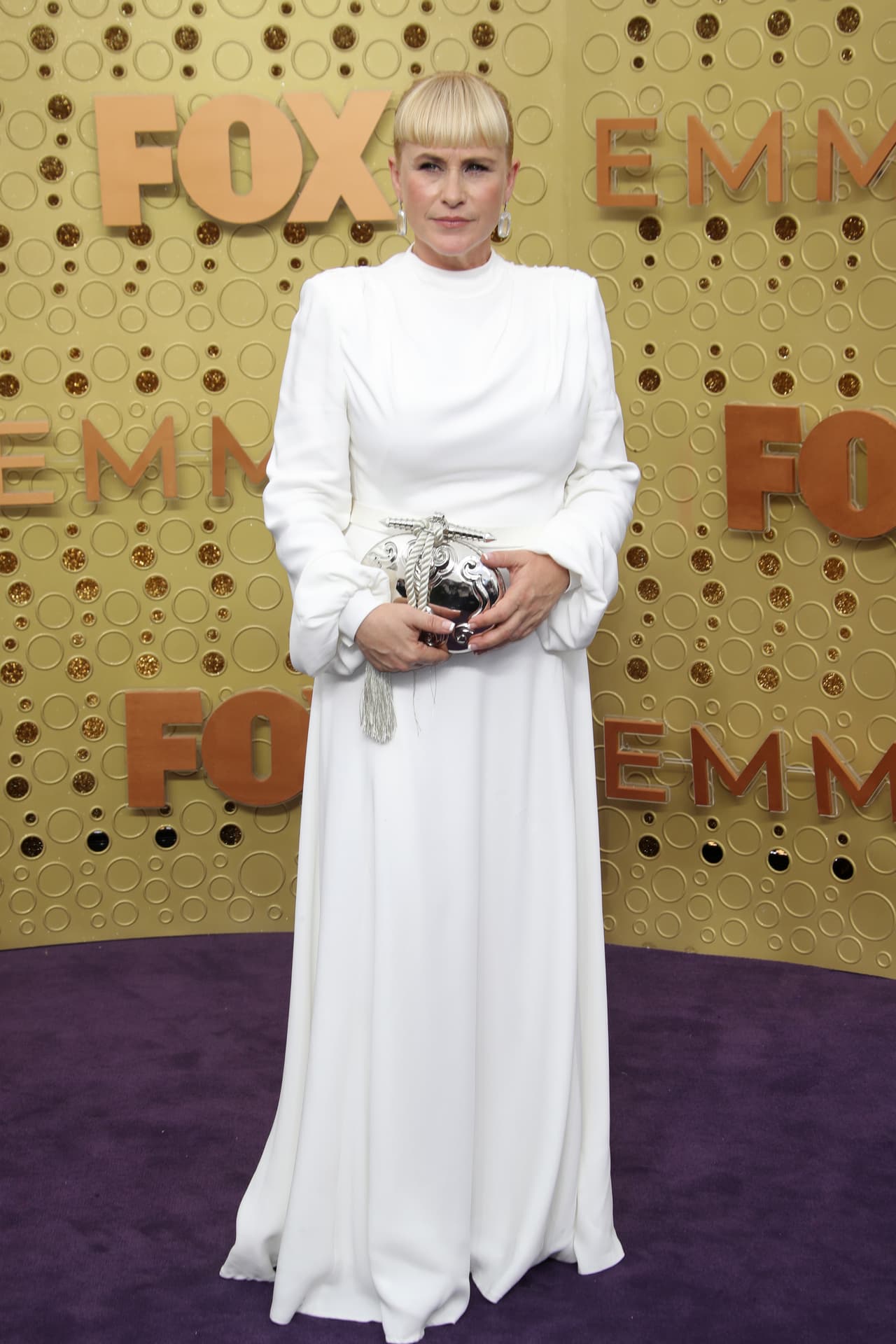 En los Premios Emmy 2019 
<b>Patricia Arquette</b> eligió un 'outfit' blanco tipo túnica de la marca LBV. Acompañó el modelo con una cartera metálica de la misma firma. En esa ocasión la famosa recibió el premio a Mejor Aactriz de Reparto, por su papel en 'The Act'.
