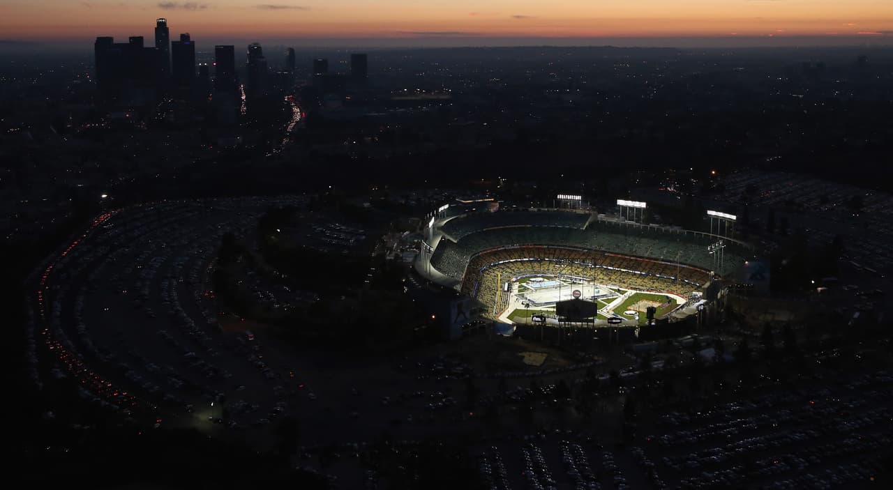 Sin embargo, esto no deja de ser un calvario en ocasiones para los fieles aficionados del equipo angelino que debe no solo recorrer grandes distancias sino lidiar con el intenso tránsito.