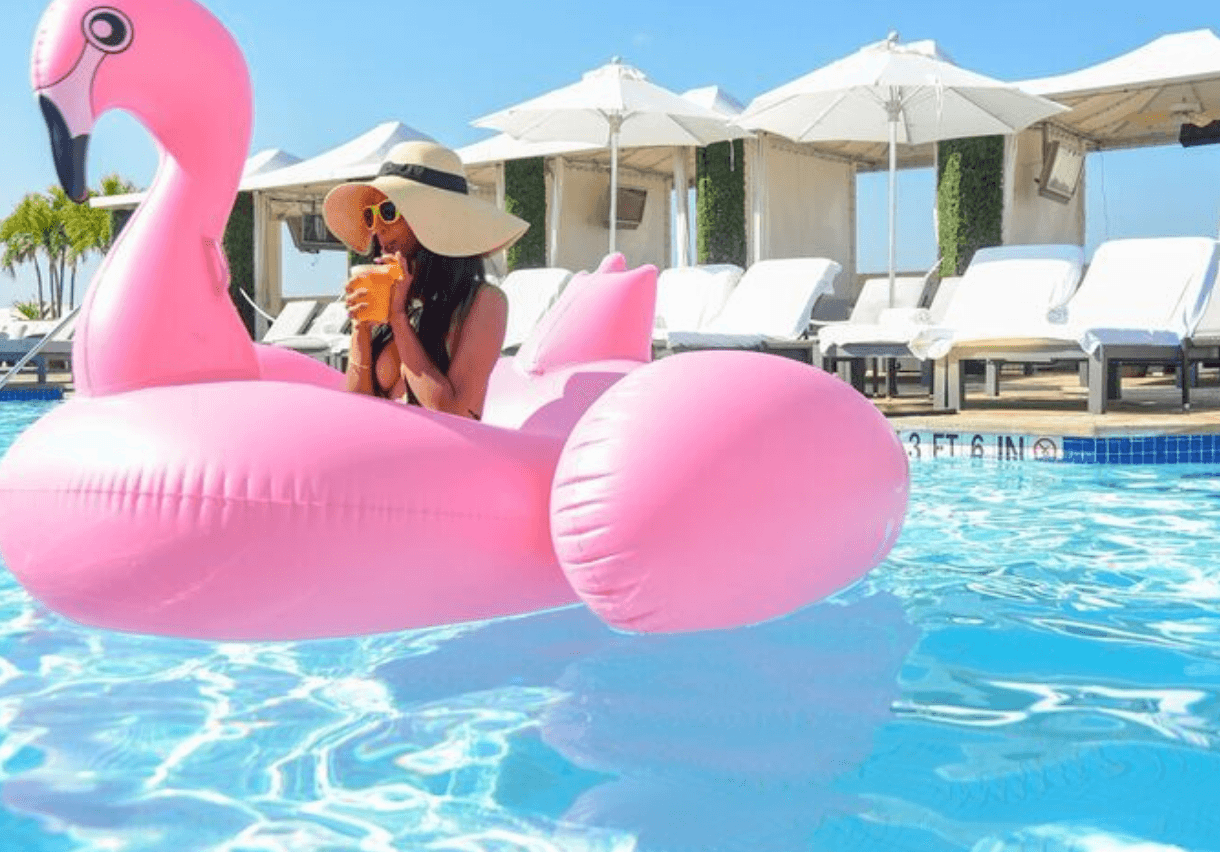 La piscina del Mayfair Hotel es uno de los sitios preferidos de sus huéspedes.