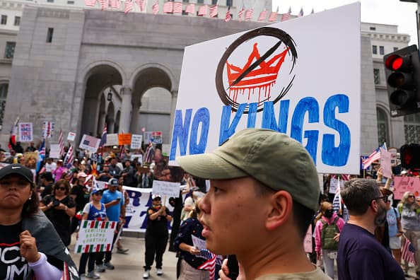 Miles de manifestantes se congregan en el centro de Los Ángeles para una manifestación anti-Trump "No Kings Day" en una ciudad que ha sido foco de protestas contra las redadas migratorias de Trump el 14 de junio de 2025 en Los Ángeles, California.