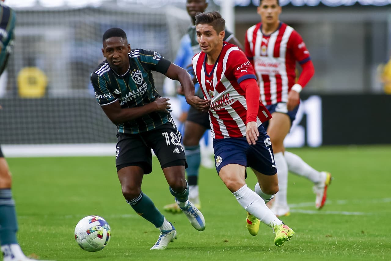 Chicharito y LA Galaxy confirmaron el mal momento de unas Chivas que siguen sin saber anotar y que otra vez se cansaron de fallar hasta que la defensa no pudo con la definición de Joveljic y un gran disparo de Pérez.