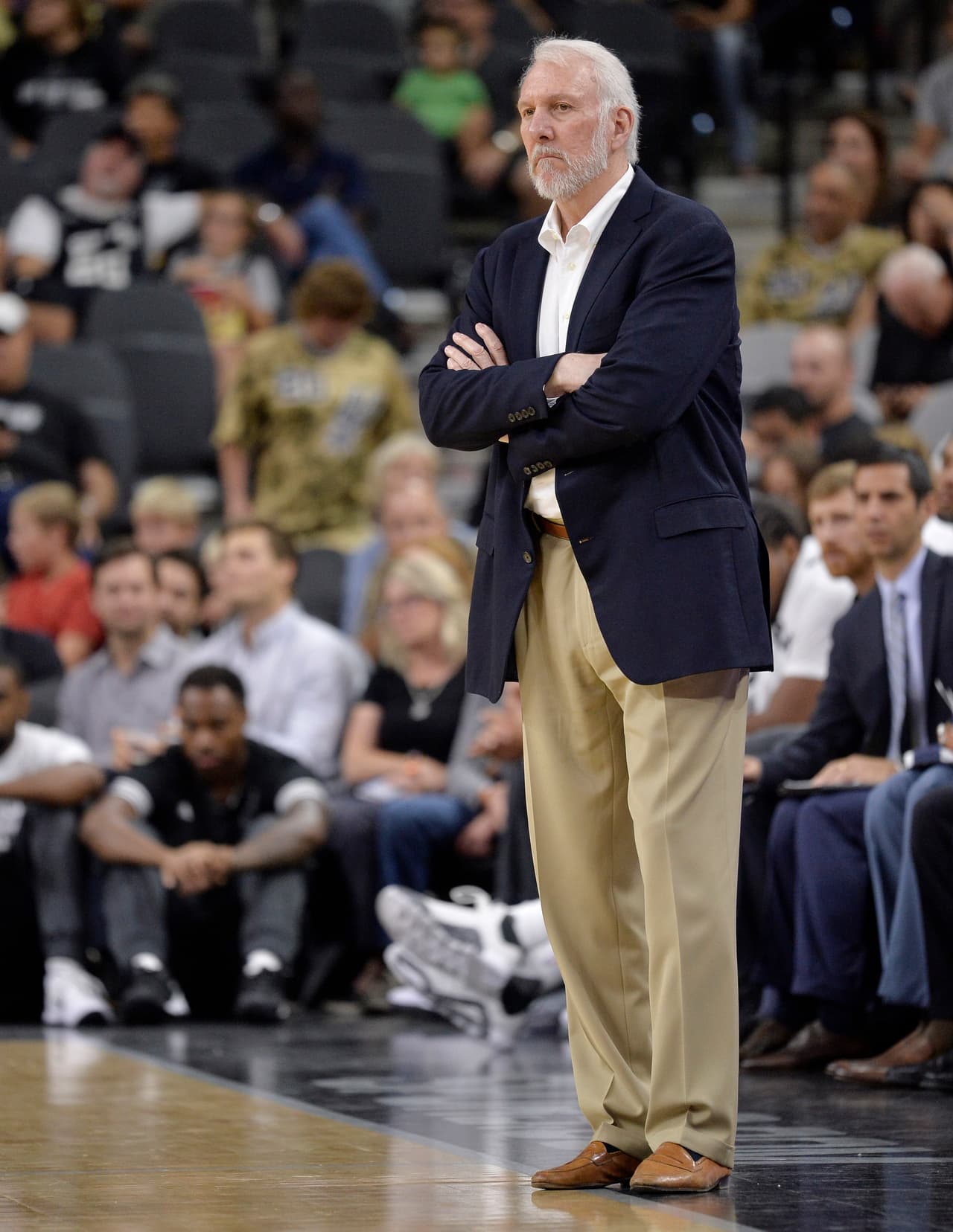 El entrenador de los Spurs, Gregg Popovich, observa un partido de pretemporada el domingo, 18 de octubre de 2015, en San Antonio. (AP Photo/Darren Abate)