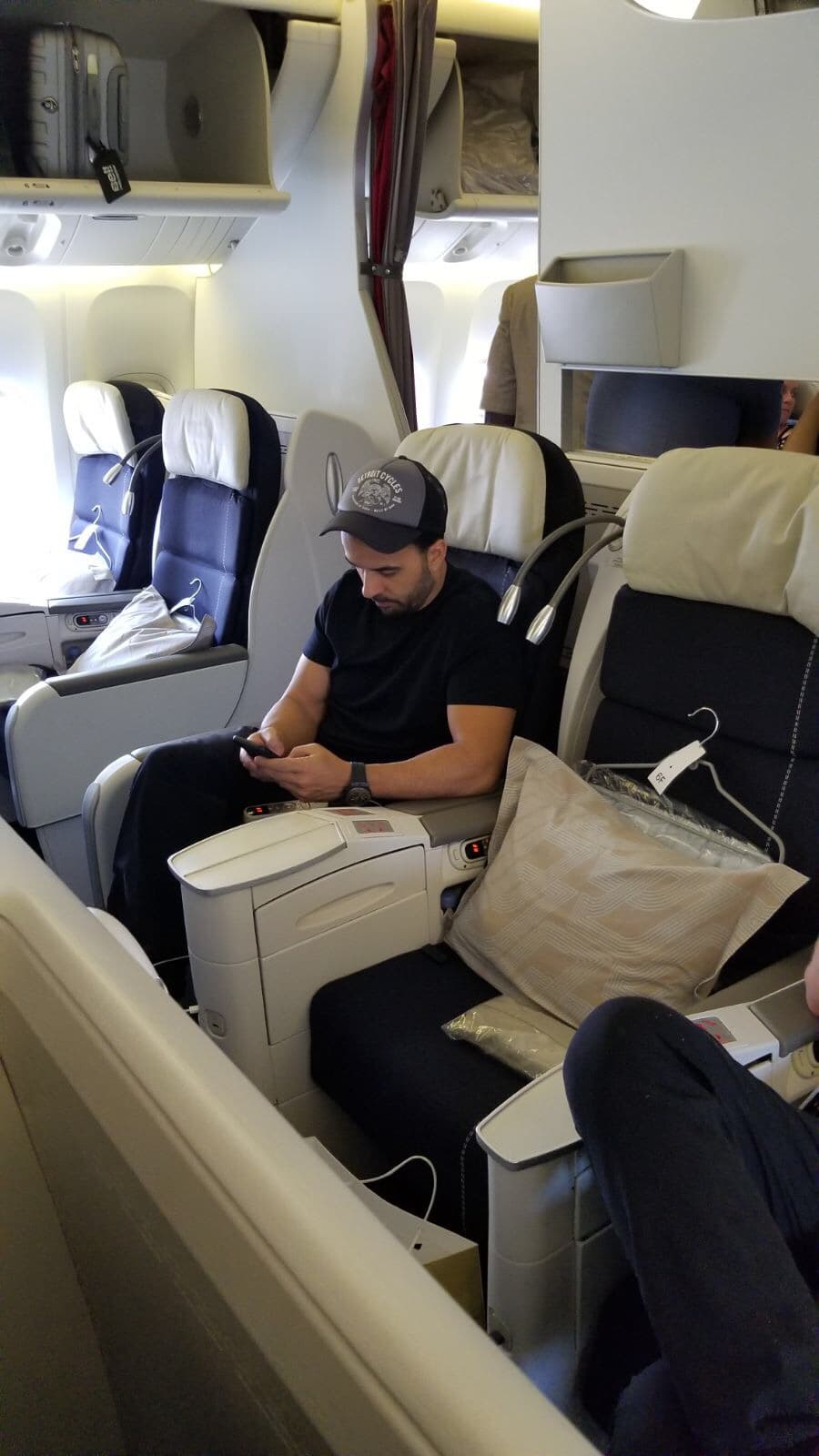 Luis Fonsi en su asiento del vuelo Air France AF 90 el jueves 22 de junio de 2017. En el asiento de enfrente, al parecer, un iPad que estaba guardado en una maleta de mano se incendió treinta minutos antes de aterrizar.