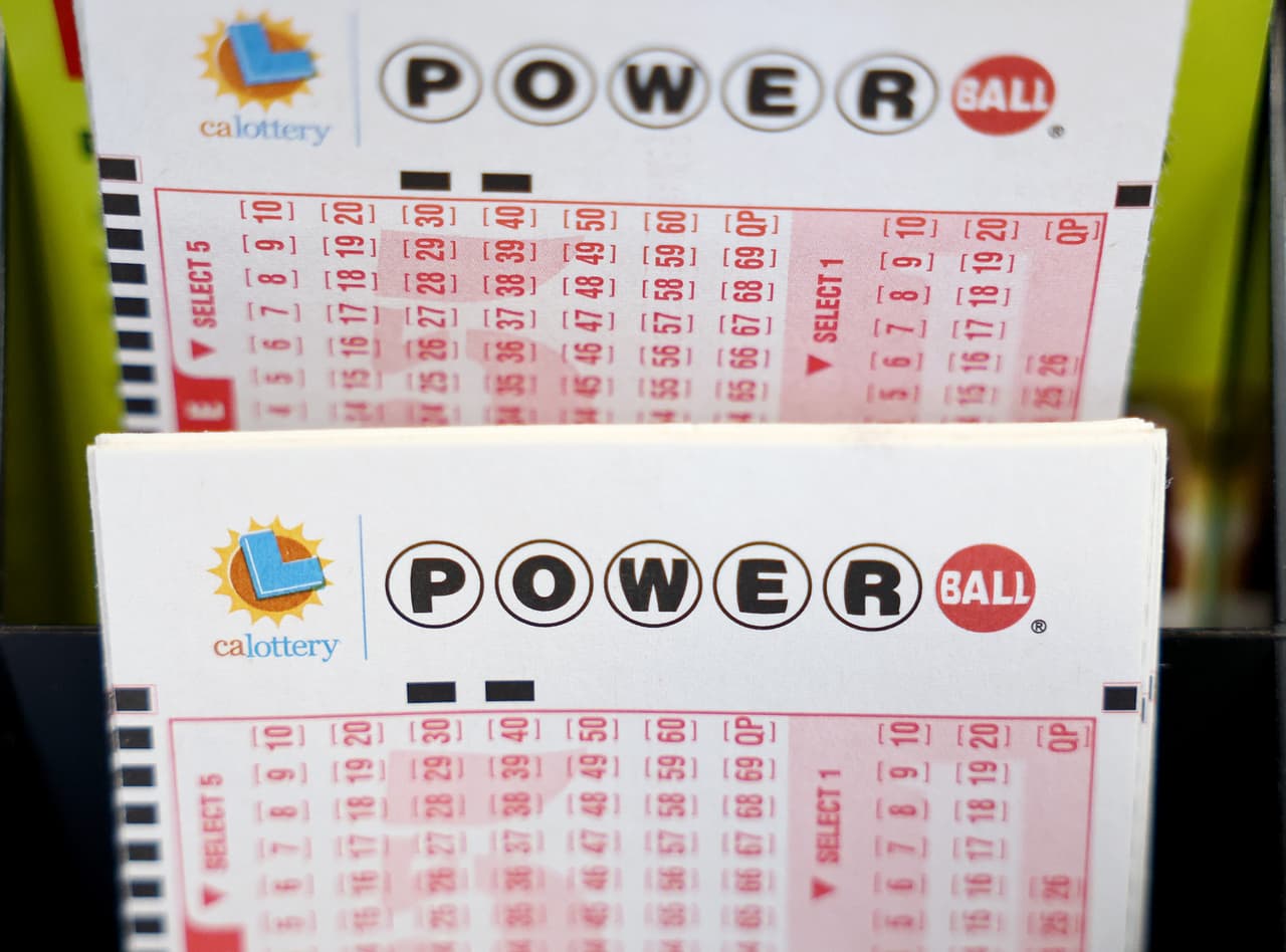 Fiscalía pide desestimar la demanda de una mujer por $1,080 millones del Powerball en California