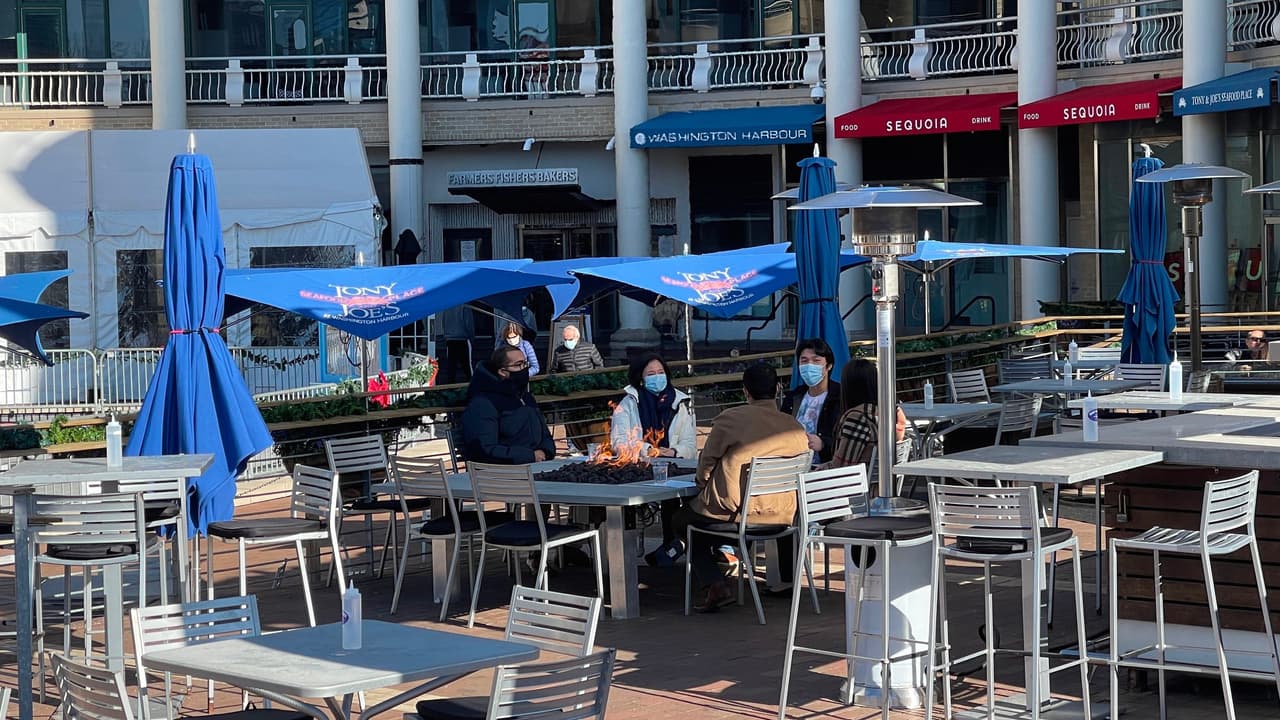 Los restaurantes no podrán atender a grupos numerosos de personas en la misma mesa. En algunos condados ese numero se ha restringido a un máximo de seis personas que deben compartir el mismo hogar.