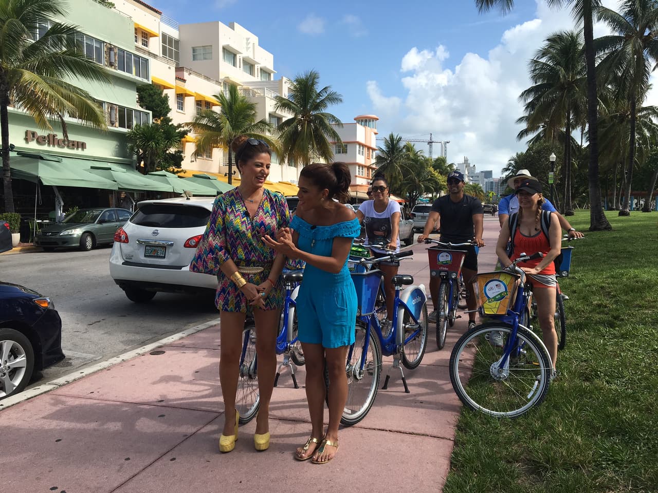 Durante el recorrido Francisco se encontró a una de las reporteras de Despierta América, Paola Gutiérrez.