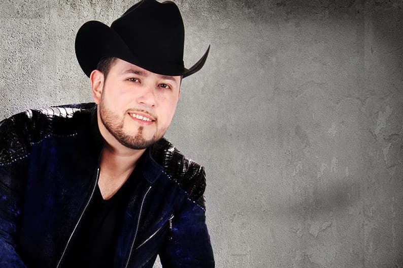 Roberto Tapia inició el 2017 con tremendo pleito legal, luego de que fuera demandado por supuesto abuso sexual a una menor de edad.