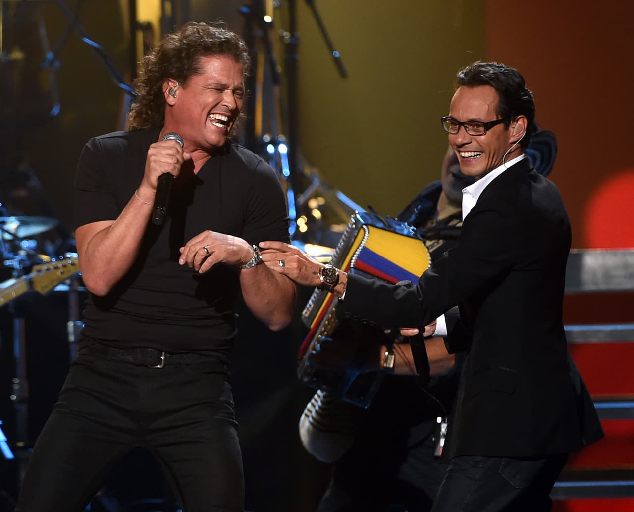 El espectáculo que montan los dos músicos es muy divertido, está lleno con todo el sabor que contiene la música latina.