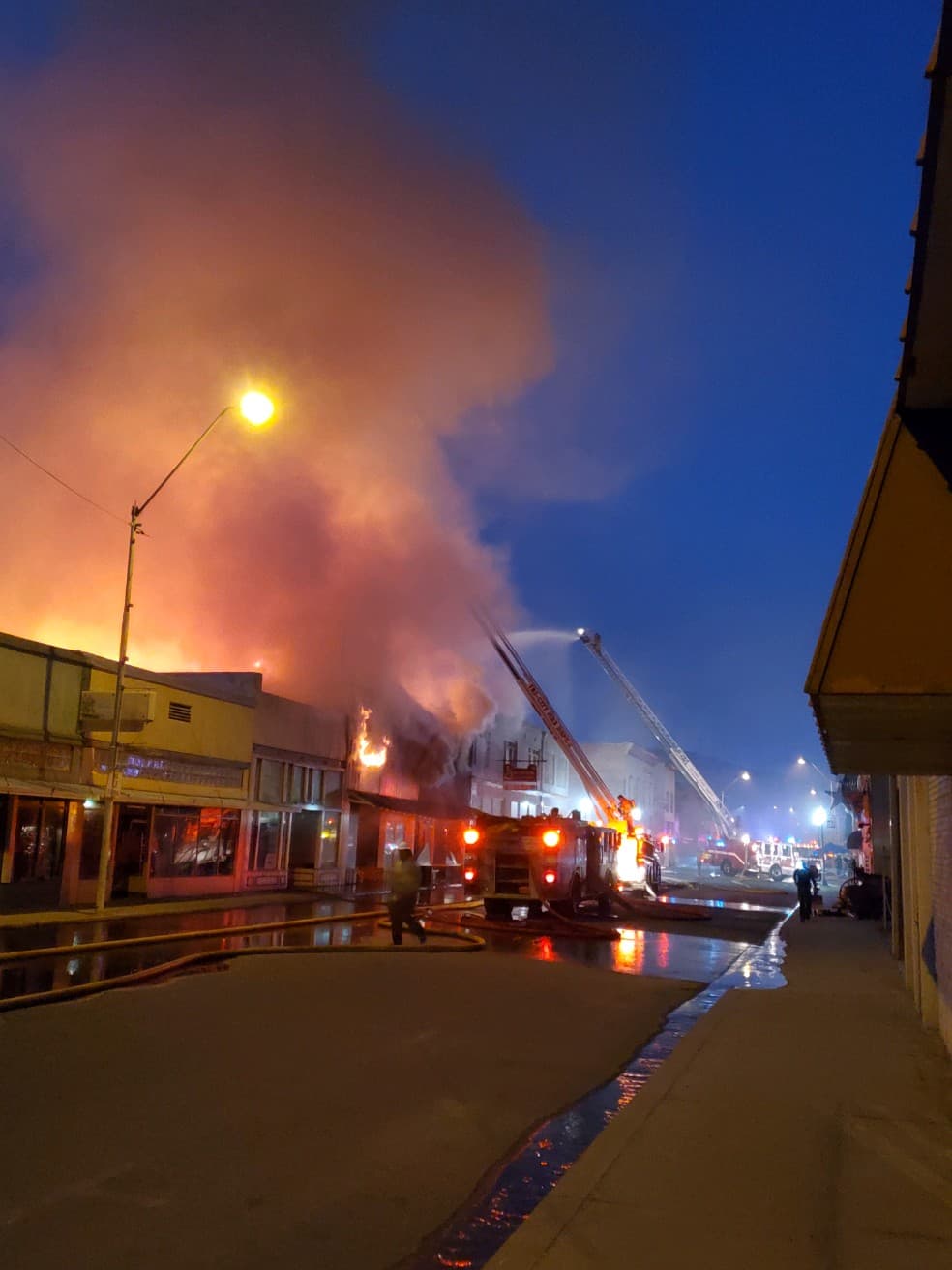 El incendio de una estructura en 417 Sullivan Street.
<br>
