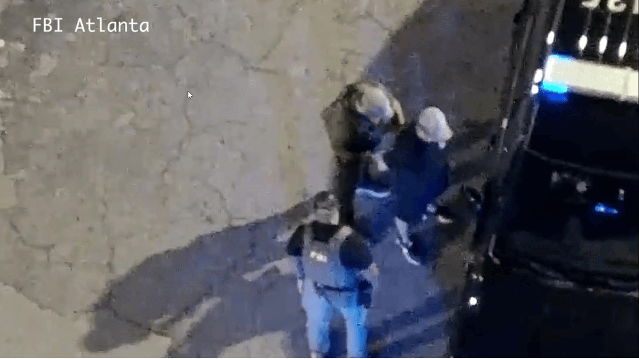 Según el comunicado de las autoridades del FBI, las confiscaciones se produjeron por violar el espacio aéreo delimitado con motivo de 
<b><a href="https://www.univision.com/local/atlanta-wuvg/localisimo/atlanta-sede-de-la-copa-mundial-como-moverte-en-la-ciudad-durante-los-dias-de-partido" target="_blank">la Copa Mundial de Fútbol. </a></b>L as restricciones han sido implementadas en zonas del centro de
<b> Atlanta, Macon y Kennesaw.</b>
<br>
<b> </b>
<br>
<b>Además de los 13 drones confiscados, un individuo fue arrestado por cargos no relacionados tras volar en la zona de exclusión aérea, según informaron las autoridades.</b>