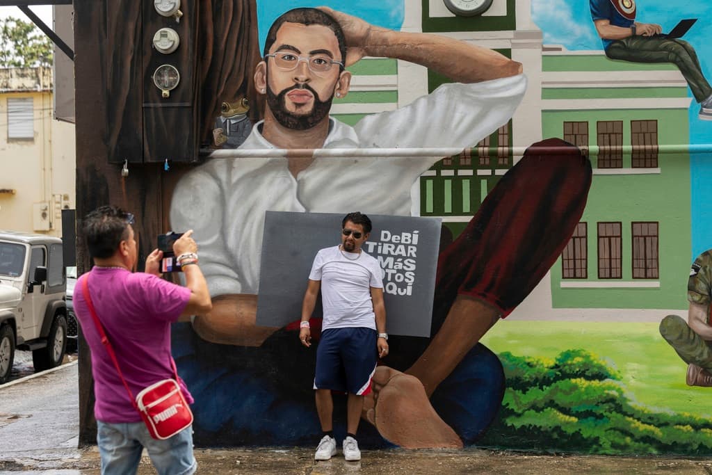 Quienes decidan disfrutar del Super Bowl 2026 desde Vega Baja, pueden aprovechar para tomarse fotos en murales como este también, en el casco urbano, producto de la artista ucraniana Tsvetana Dondero, mejor conocida como "Urban Russian Doll".