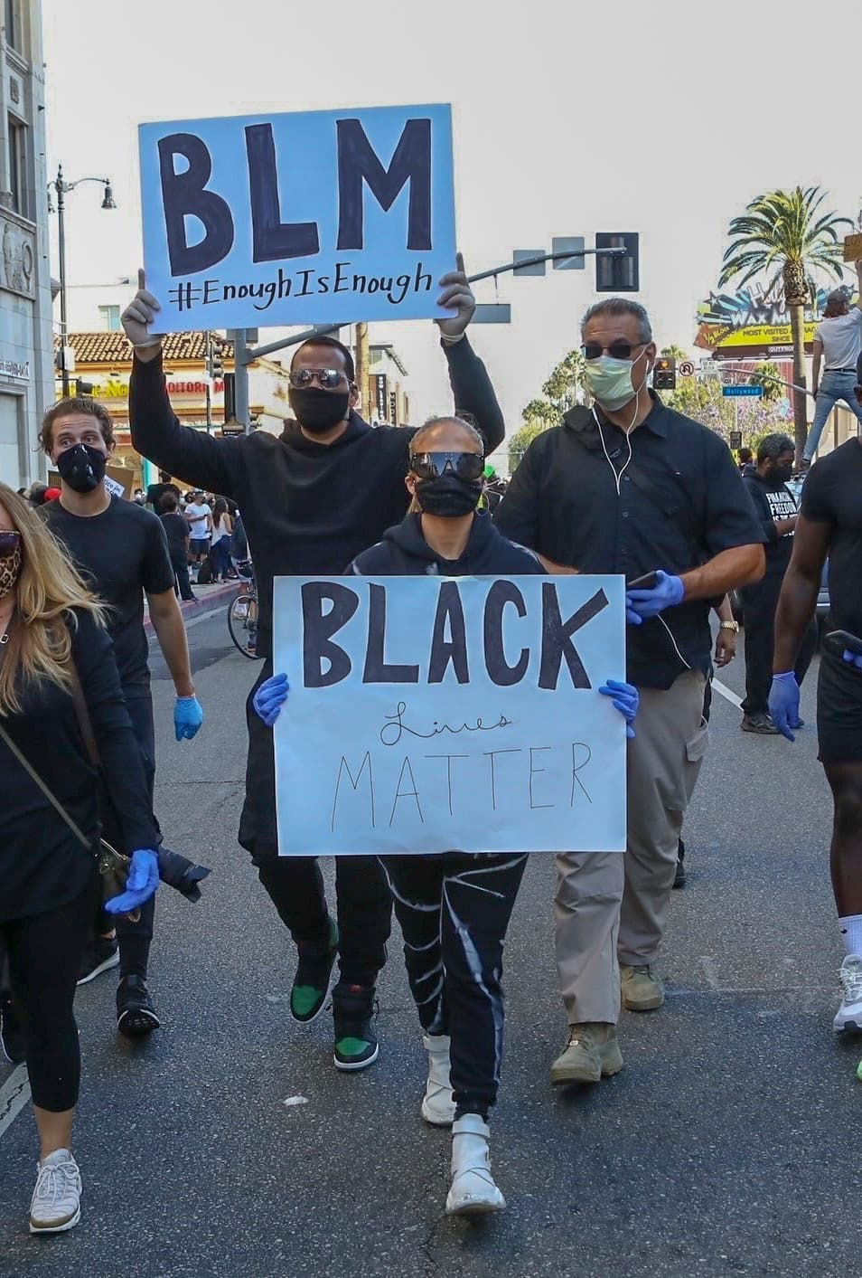 Prueba de ello es que no los utilizó el 7 de junio pasado, cuando participó en la protesta Black Lives Matter, que se realizó en el boulevard Hollywood de Los Ángeles. En esa ocasión ya llevó cubrebocas.