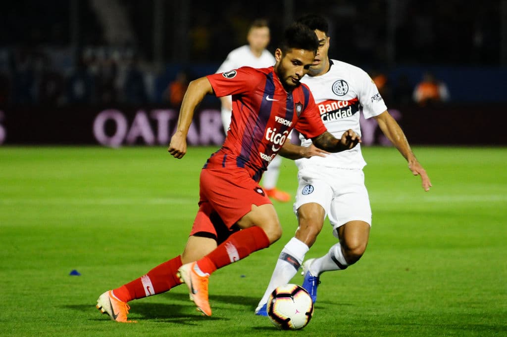 Además de desempeñarse como delantero, también puede hacer de extremo.