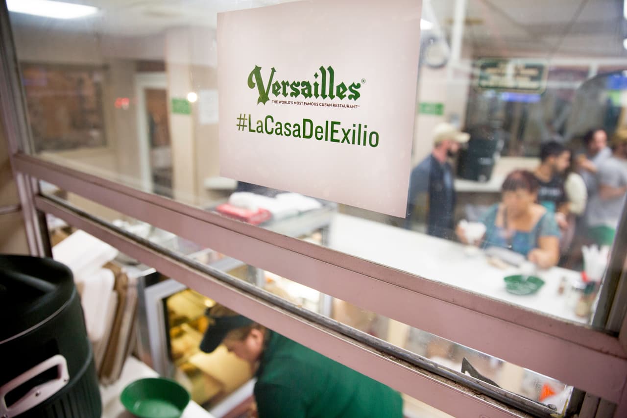 El encuentro de exiliados entre coladitas, la forma como los cubanos le llaman a su café de sabor fuerte y dulce, y pastelitos de guayabas hizo que con las décadas la fama de este lugar creciera y se conociera como "La casa del exilio". A las afueras hay incluso un pequeño monumento que profesa: "En reconocimiento a los cubanos hombres y mujeres que nunca se resignaron a vivir sin libertad".