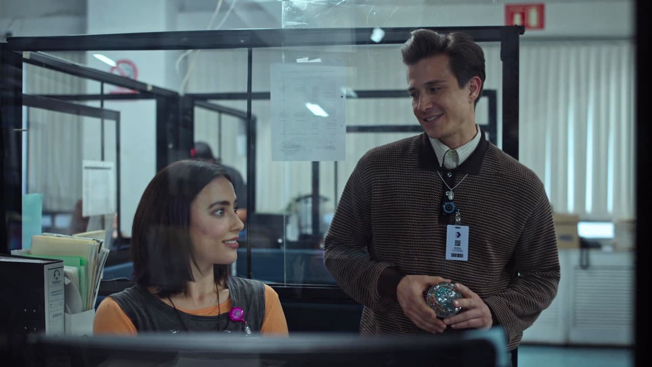 Kenya conoce a Mario al entrar a trabajar a un Call Center - Mujeres Asesinas Temporada 3