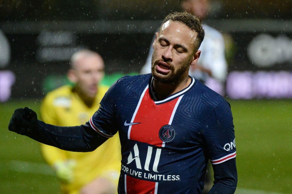 Kurzawa (70’) marcó el tanto que le dio la victoria a los visitantes. PSG llegó al liderato momentáneo de la Ligue 1 con 42 unidades. Angers se mantiene con 30 puntos alejado de las competiciones continentales.