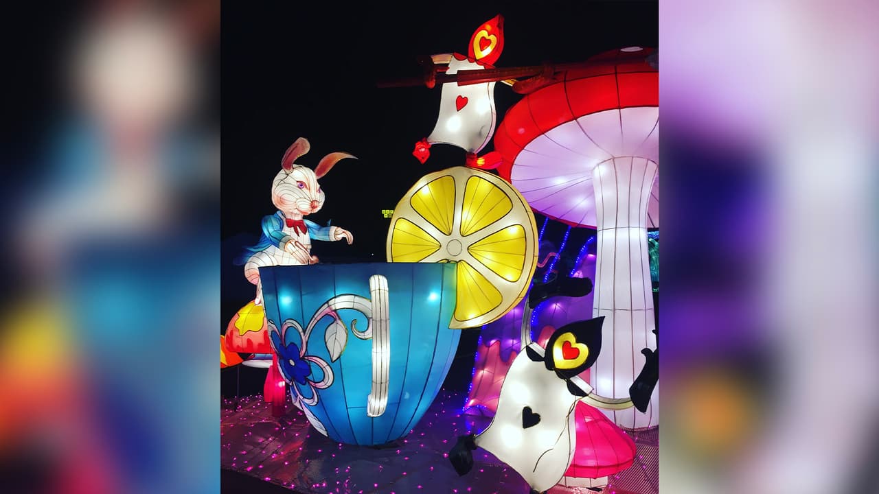 Personajes de "Alicia en el País de las Maravillas" son presentados.