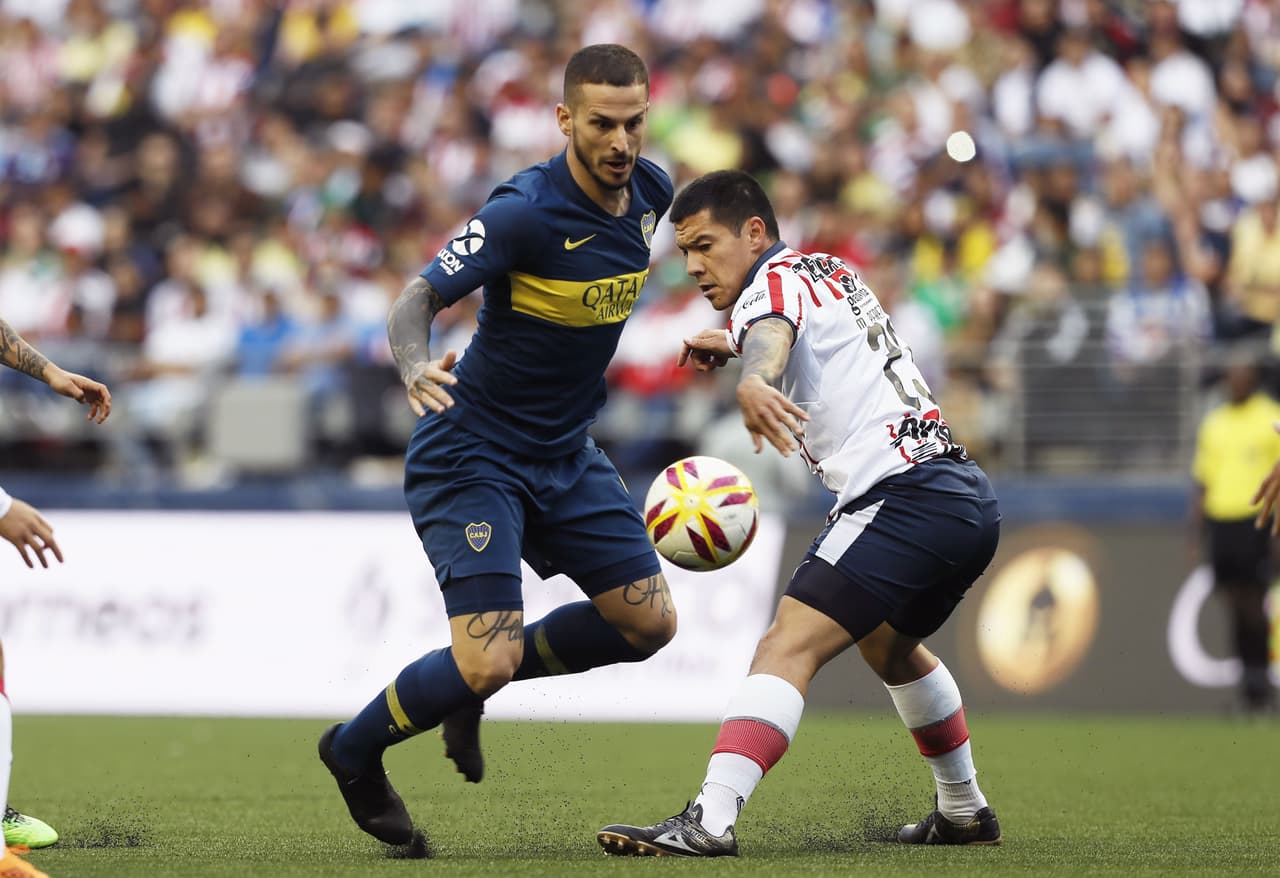 Antes de terminar el primer tiempo, Darío Benedetto (izquierda) anotó el 2-0 para Boca Juniors.