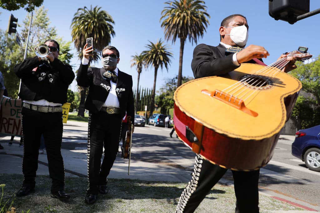 Hasta lo elegantes mariachis tendrán que cubrir sus rostros durante sus presentaciones y serenatas.
