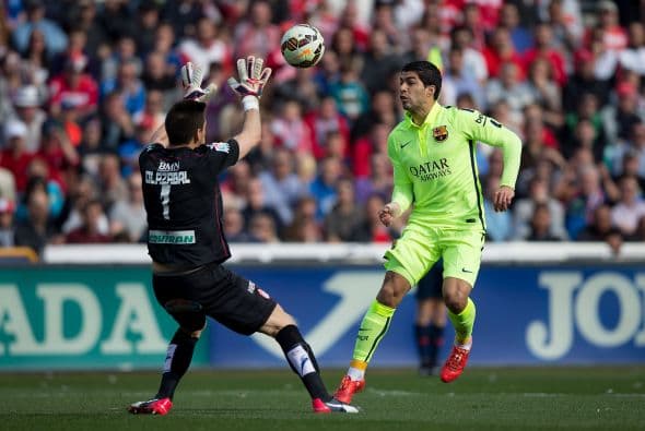 Acciones de la jornada 25 en España donde el Barcelona goleó 3-1 al Granada a domicilio con anotaciones de Rakitic, Suárez y Leo Messi.