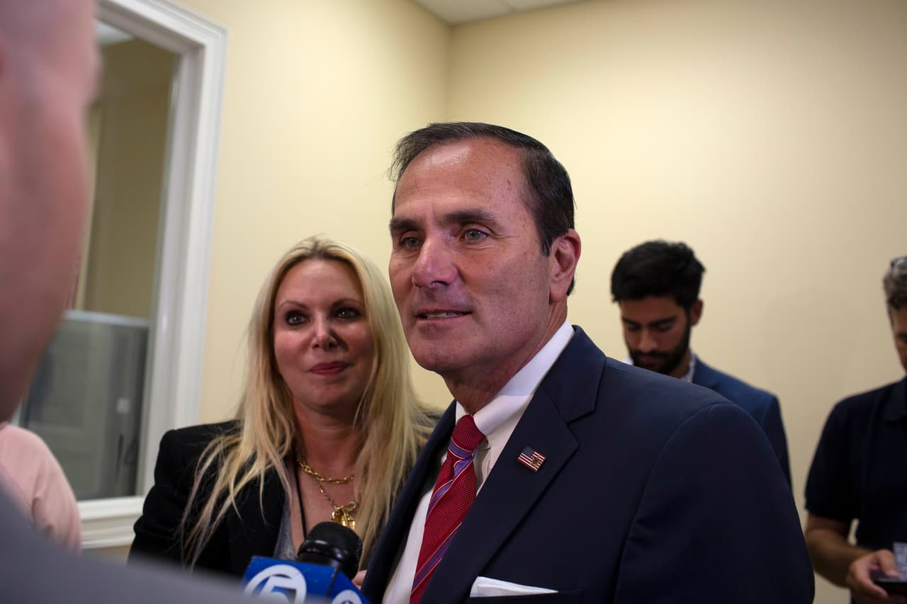 Representante republicano del sur de Florida se une a demanda demócrata de la mascarilla obligatoria