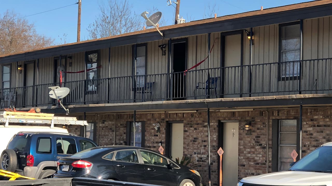 El hombre, de unos 28 años, le disparó a su esposa, de 25, y luego
<b>se quitó la vida</b>, según dijeron las autoridades.